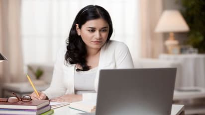 जानिए इंडियन स्टूडेंट मनचाहा करियर चुनने के लिए ऑनलाइन डिग्री की ओर क्यों भाग रहे