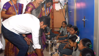 சாப்பாடு நல்லா இருக்கா? மாணவர்களுக்கு உணவு பரிமாறி ஆய்வு செய்த அமைச்சர் உதயநிதி