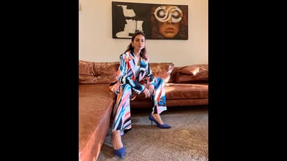 కలర్‌ఫుల్‌ డ్రెస్‌లో కేకపెట్టిస్తున్న రకుల్‌.. సోఫాలో హాట్‌ సిట్టింగ్‌లో రచ్చ.. మహిళలపై పవర్‌పుల్‌ పోస్ట్ 