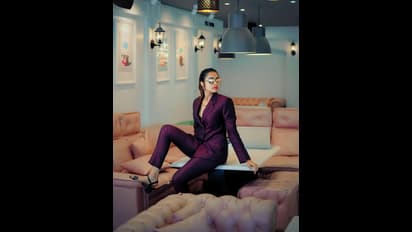 సూట్‌లో బ్రా అందాలు చూపిస్తూ బిగ్‌ బాస్‌ బ్యూటీ దివి రచ్చ.. లేడీ బాస్‌ కిల్లర్‌ లుక్‌కి కుర్రాళ్లు విలవిల 