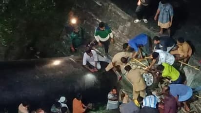 சபரிமலைக்கு சென்று திரும்பிய போது பயங்கர விபத்து! 50 அடி பள்ளத்தில் கவிழ்ந்த கார்.. 8 பக்தர்கள் பலியான சோகம்.!