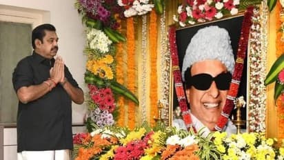 எம்.ஜி.ஆர் நினைவிடத்தில் எதிர்க்கட்சி தலைவர் பழனிசாமி மலர் தூவி மரியாதை