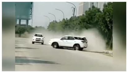 സോഷ്യൽമീഡിയയിൽ വൈറലാകണം; നടുറോഡിൽ കാർ സ്റ്റണ്ടുമായി വിദ്യാർഥികൾ -വീഡിയോ