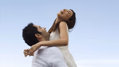 दिखना है सबसे अलग और आकर्षक, तो 10 लक्षण को अपने अंदर करें शामिल