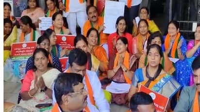 జీహెచ్ఎంసీ ఆఫీసు ముందు బీజేపీ కార్పొటరేటర్ల ఆందోళన.. అదుపులోకి తీసుకున్న పోలీసులు..