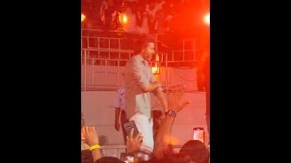 செம்ம சிம்பிளாக... ஃபார்மல் பேன்ட் ஷர்ட்டில் மிரட்டலாக 'வாரிசு' ஆடியோ லாஞ்சுக்கு என்ட்ரி கொடுத்த தளபதி விஜய்! 