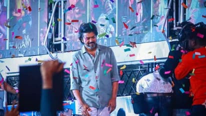 தலைவா வேற லெவல்... ரஞ்சிதமே பாடலை பாடி கொண்டு மேடையில் மாஸாக ஆட்டம் போட்ட விஜய்! வைரல் வீடியோ..!