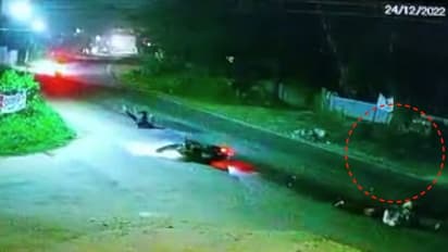 கோவையில் பயங்கரம்; சீறிப்பாய்ந்த இருசக்கர வாகனம் கட்டுப்பாட்டை இழந்து விபத்து 2 பேர் பலி