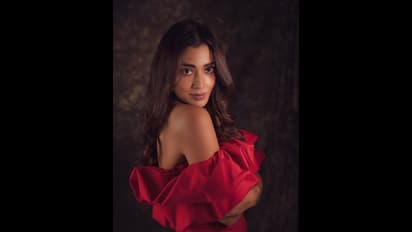 రెడ్ గౌను జారిపోతుండగా టాప్ షోతో రెచ్చగొడుతున్న శ్రియా.. ఆ విరహ వేదనకి కుర్రాళ్లు గిలగిల..