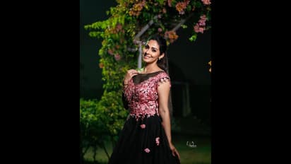 పూల పూల టాప్‌లో చందమామలా మెరిసిపోతున్న సదా.. క్రిస్మస్‌ పండుగ వేళ హాట్‌ ట్రీట్‌.. అందం ఓవర్‌లోడ్‌..