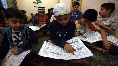 यूपी में सरकार 8500 गैर रजिस्टर्ड मदरसों को देने जा रही मान्यता, 10 फोटो समझिए क्या है मामला 