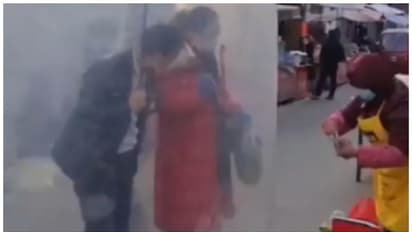 చైనాలో కరోనా ఉధృతిని ఎదుర్కోవడానికి ఈ కపుల్ ప్రయోగం వైరల్.. వీడియో ఇదే