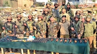 జమ్మూ కాశ్మీర్ లో భారీ స్థాయిలో ఆయుధాలు పట్టివేత.. ఏకేఎస్ 74 రైఫిళ్లు, చైనీస్ పిస్టల్స్ స్వాధీనం