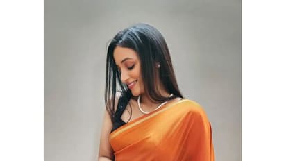 చీరకట్టులో ‘కేజీఎఫ్’ భామ గ్లామర్ మెరుపులు .. స్లీవ్ లెస్ అందాలతో మతి చెడగొడుతున్న శ్రీనిధి శెట్టి!