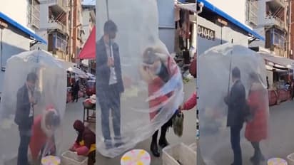 கொரோனா பாதிப்பின் உச்சத்தில் சீனா… வெளியே செல்ல புது டெக்னிக் கண்டுப்பிடித்த தம்பதி… வீடியோ வைரல்!!