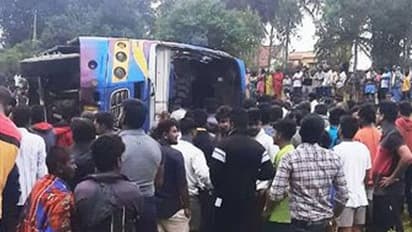 வளைவில் திரும்பிய போது தலைகுப்புற கவிழ்ந்த தனியார் பேருந்து.. அலறிய 40 பயணிகள்.. 3 பேர் ஸ்பாட் அவுட்?