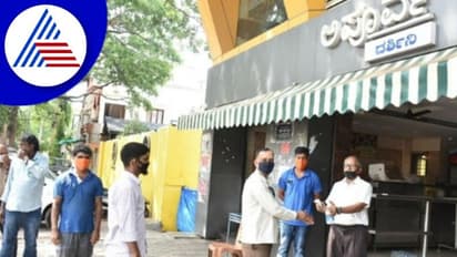 Coronavirus: ಹೋಟೆಲಲ್ಲಿ ಸ್ಯಾನಿಟೈಸರ್, ಮಾಸ್ಕ್ ಕಡ್ಡಾಯಕ್ಕೆ ಮಾಲೀಕರು ನಿರ್ಧಾರ
