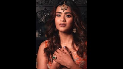 ఆ పెదవులు చూస్తూ ఉండిపోవచ్చు.. నెటిజన్లని ఉక్కిరి బిక్కిరి చేస్తున్న హెబ్బా సొగసు 