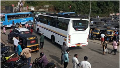 கோவையில் ஒருவழிப்பாதையில் வரிசை கட்டும் தனியார் பேருந்துகள்; ஆம்புலன்ஸ் ஓட்டுநர்கள் தவிப்பு