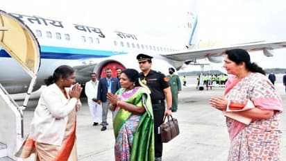 శంషాబాద్ ఎయిర్పోర్టుకు చేరుకున్న రాష్ట్రపతి ముర్ము.. ఆర్మీ హెలికాఫ్టర్లో శ్రీశైలంకు పయనం..