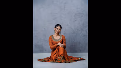 చుడీదార్ లో కట్టిపడేస్తున్న ప్రియా ప్రకాశ్ వారియర్.. మత్తు కళ్లతో కలవరపెడుతున్న యంగ్ బ్యూటీ!