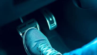 కారులో ప్రయాణించేటప్పుడు బ్రేక్ ఫెయిల్ అయ్యిందా.. అయితే ఈ పని చేయండి.. సేఫ్ గా ఉండొచ్చు..