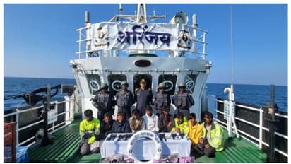 '300 കോടിയുടെ മയക്കുമരുന്നും ആയുധങ്ങളും', ഗുജറാത്തില്‍ പാക് ബോട്ട് പിടിയില്‍