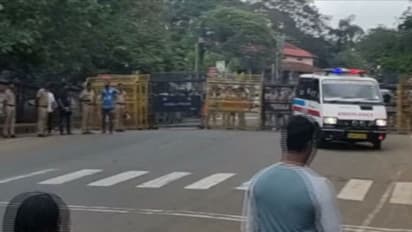 രോഗിയുമായി ആംബുലന്സ് എത്തിയിട്ടും ബാരിക്കേഡ് മാറ്റാതെ പൊലീസ് ക്രൂരത