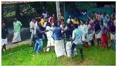 കൊല്ലത്ത് ക്ഷേത്രഭൂമിയെ ചൊല്ലി തര്ക്കം: കമ്പി വടികളും മരക്കഷ്ണങ്ങളുമായി ചേരിതിരിഞ്ഞ് സംഘര്ഷം