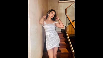 జబ్బలపై గౌను జారిపోతుండగా లెక్కచేయక ఫ్యాన్స్ కి రకుల్‌ క్రిస్మస్‌ ట్రీట్‌.. వంగి మరీ టెంప్టింగ్‌ పోజులు