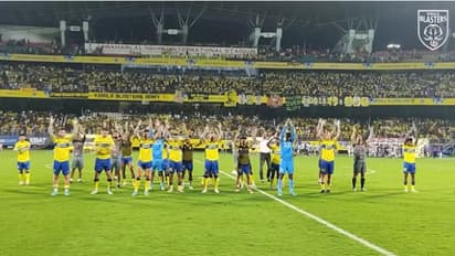 കണക്കുവീട്ടി ജയിക്കുമ്പോള് എങ്ങനെ ആഘോഷിക്കാതിരിക്കും; കൊച്ചിയിലെ മഞ്ഞക്കടലിന് ബ്ലാസ്റ്റേഴ്സിന്റെ അഭിവാദ്യം