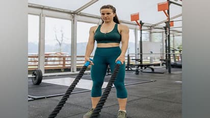 रिसर्च का दावा-मेनोपॉज के बाद भी महिलाएं फैट कम कर बन सकती हैं 'यंग लेडीज'