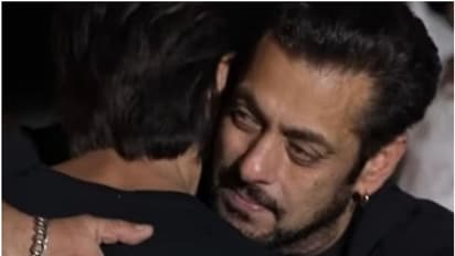salman Khan Birthday; ಹಗ್ ಮಾಡಿ, ಕೈ ಕೈ ಹಿಡಿದು ಪೋಸ್ ನೀಡಿದ ಶಾರುಖ್-ಸಲ್ಮಾನ್ ನೋಡಿ ಫ್ಯಾನ್ಸ್ ಖುಷ್ 