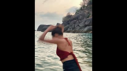 బీచ్ లో షాలినీ పాండే గ్లామర్ మెరుపులు.. టాప్ అందాలతో హీటు పెంచుతున్న యంగ్ బ్యూటీ!