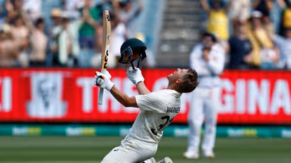 இரட்டை சதத்தை ஆக்ரோஷமா கொண்டாடி காலை உடைத்துக்கொண்டு களத்தை விட்டு வெளியேறிய வார்னர்..! வைரல் வீடியோ