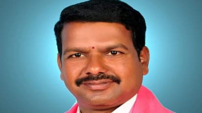 జెడ్పీటీసీ హత్యతో గుజ్జకుంటలో తీవ్ర ఉద్రిక్తత.. అనుమానితుల ఇళ్లపై దాడి..