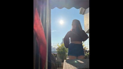 పొట్టి జీన్స్ నిక్కర్ లో పరువాల దాడి.. చలి, వేడి కలిస్తే అదోమాదిరి పరవశం అట, మైమరచిపోతున్న పూనమ్ 