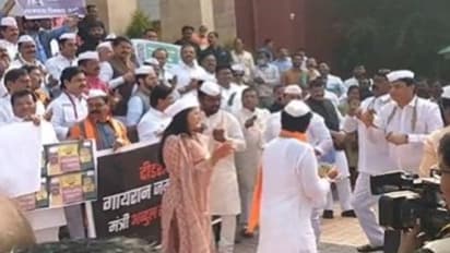 సరిహద్దు వివాదం.. మహారాష్ట్ర అసెంబ్లీ వెలుపల సరికొత్తగా నిరసన తెలిపిన ప్రతిపక్షం.. ఏం చేశారంటే ?