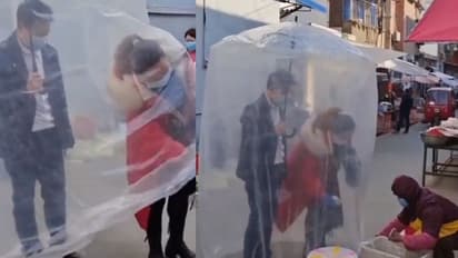 ತರಕಾರಿ ಖರೀದಿಸಲು ವಿಚಿತ್ರ ವೇಷದಲ್ಲಿ ಬಂದ ಚೀನಾ ದಂಪತಿ... ವಿಡಿಯೋ ವೈರಲ್ 