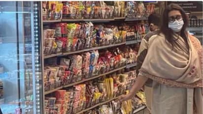 'ഒരു ഭാര്യയുടെ ജീവിതം'; സൂപ്പര്‍ മാര്‍ക്കറ്റില്‍ നിന്നുള്ള ചിത്രം പങ്കുവച്ച് സ്മൃതി ഇറാനി