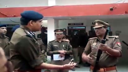 ఆకస్మిక తనిఖీలో తుపాకీ లోడ్ చేయలేకపోయిన యూపీ పోలీసు.. వీడియో వైరల్..యోగి సర్కార్ పై సమాజ్ వాదీ పార్టీ విమర్శలు