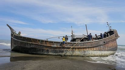 ഒരു മാസത്തോളം കടലില് അലഞ്ഞ ശേഷം റോഹിങ്ക്യൻ അഭയാര്ത്ഥികള് ഇന്തോനേഷ്യയില്; 26 പേര് മരിച്ചു