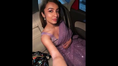 టాప్‌ యాంగిల్‌లో తేజస్వి సెల్ఫీ పోజు.. కారులో టాప్‌ అందాలు చూపిస్తూ రచ్చ చేసిన బిగ్‌ బాస్‌ బ్యూటీ 