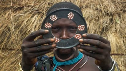 ഭർത്താവിനോടുള്ള പ്രതിബദ്ധത കാണിക്കാൻ സ്ത്രീകൾ കീഴ്ച്ചുണ്ട് മുറിക്കുന്ന ഒരു ഗോത്ര വിഭാഗം