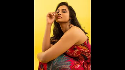 சைடு போஸில் முதுகு முதல் இடுப்பு வரை மொத்தமாக காட்டிய ரம்யா பாண்டியன்! மொத்த அழகை பார்த்து ஸ்தம்பித்த இன்ஸ்டா!