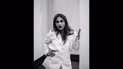 தனுஷை விவாகரத்து செய்த பின்... ஹீரோயின்களுக்கு நிகராக போட்டோ ஷூட்டில் கலக்கும் ஐஸ்வர்யா ரஜினிகாந்த்! 