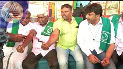 ಮಂಡ್ಯದ ರೈತರಿಂದ ಸಿಎಂ ಬಸವರಾಜ ಬೊಮ್ಮಾಯಿ ಪ್ರತಿಮೆಗೆ ರಕ್ತಾಭಿಷೇಕ! ರೈತರ ಬೆಳೆಗೆ ವೈಜ್ಞಾನಿಕ ಬೆಲೆಗಾಗಿ ಆಗ್ರಹ