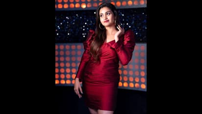 మెరూన్ డ్రెస్ లో దీపికా పిల్లి గ్లామర్ మెరుపులు.. అందాల యాంకర్ స్టన్నింగ్ పోజులకు మైండ్ బ్లాకే!