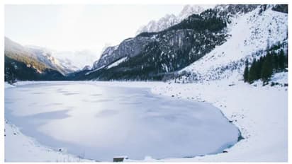 உலகின் பிரமிக்க வைக்கும் 10 உறைந்த ஏரிகள்! இந்தியாவிலும் 2 ஏரிகள் இருக்கு!