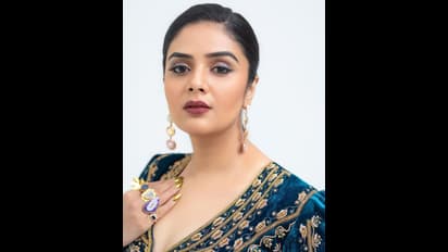 చేతులు పైకెత్తి మరీ చుట్టు కొలతలు చూపించిన శ్రీముఖి.. క్లీవేజ్‌ అందాలతో కైపెక్కించే పోజలు..